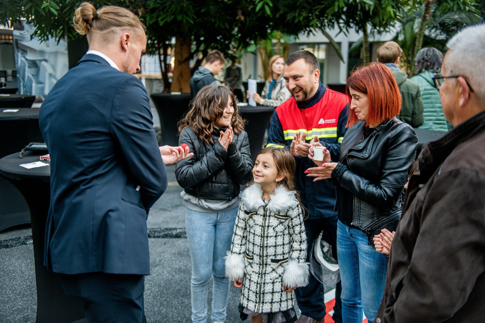 Louis Magie en close-up devant un groupe de spectateurs lors d'un événement dans le Nord