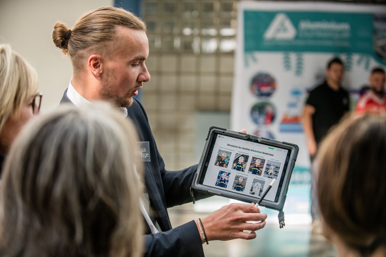 Louis Magie présente un effet de magie digitale sur iPad devant un public en entreprise