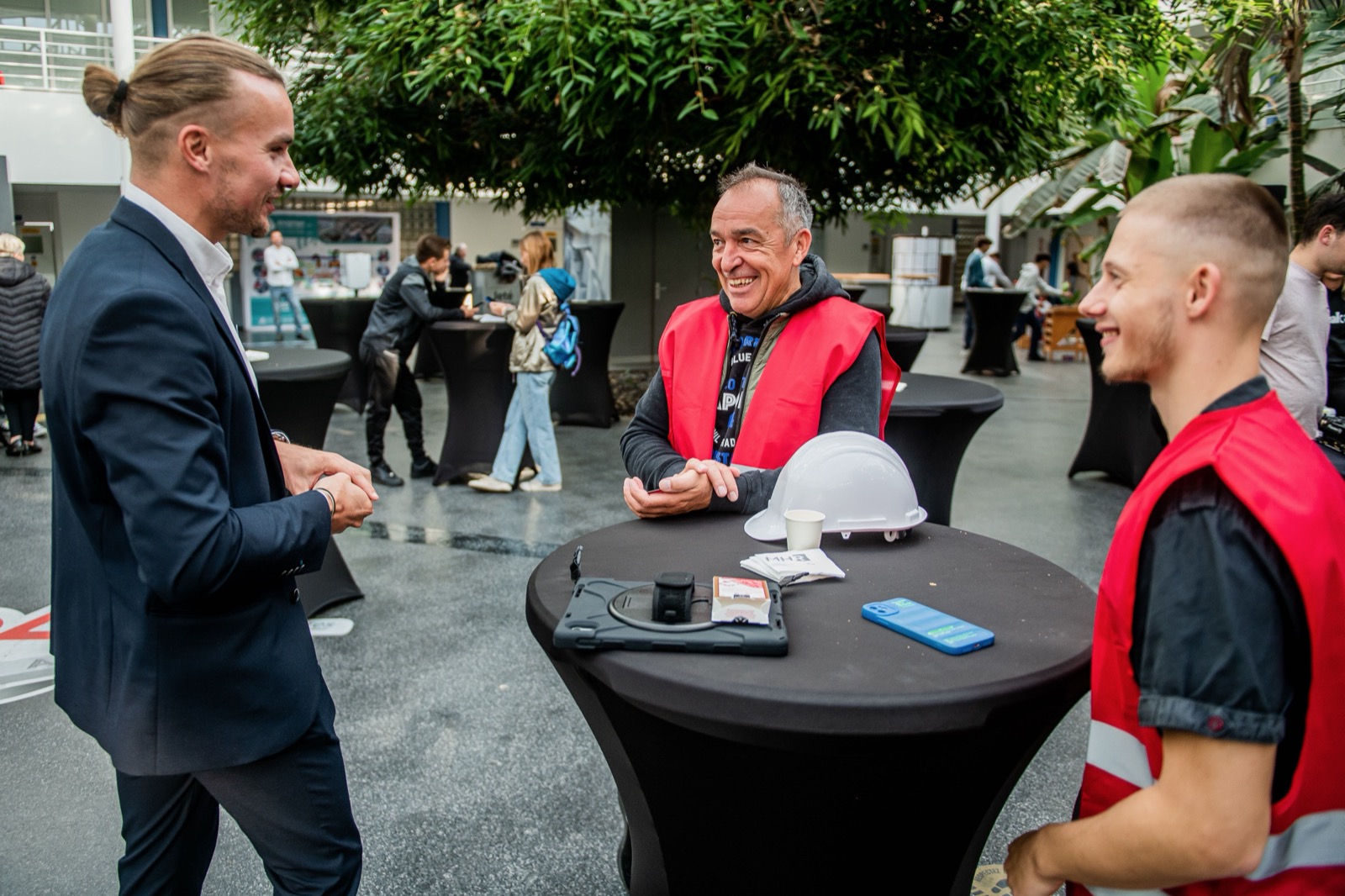Louis Magie en interaction avec des collaborateurs lors d'un événement d'entreprise
